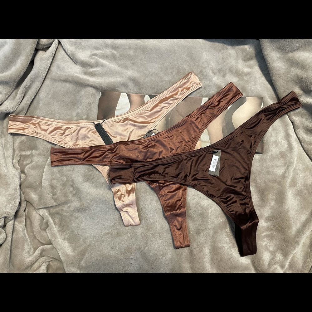 NWT SKIMS (2 PAIRS) SATIN STRETCH THONG